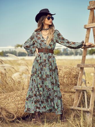 فستان بحافة مكشكشة بطباعة مرقع بدون حزام