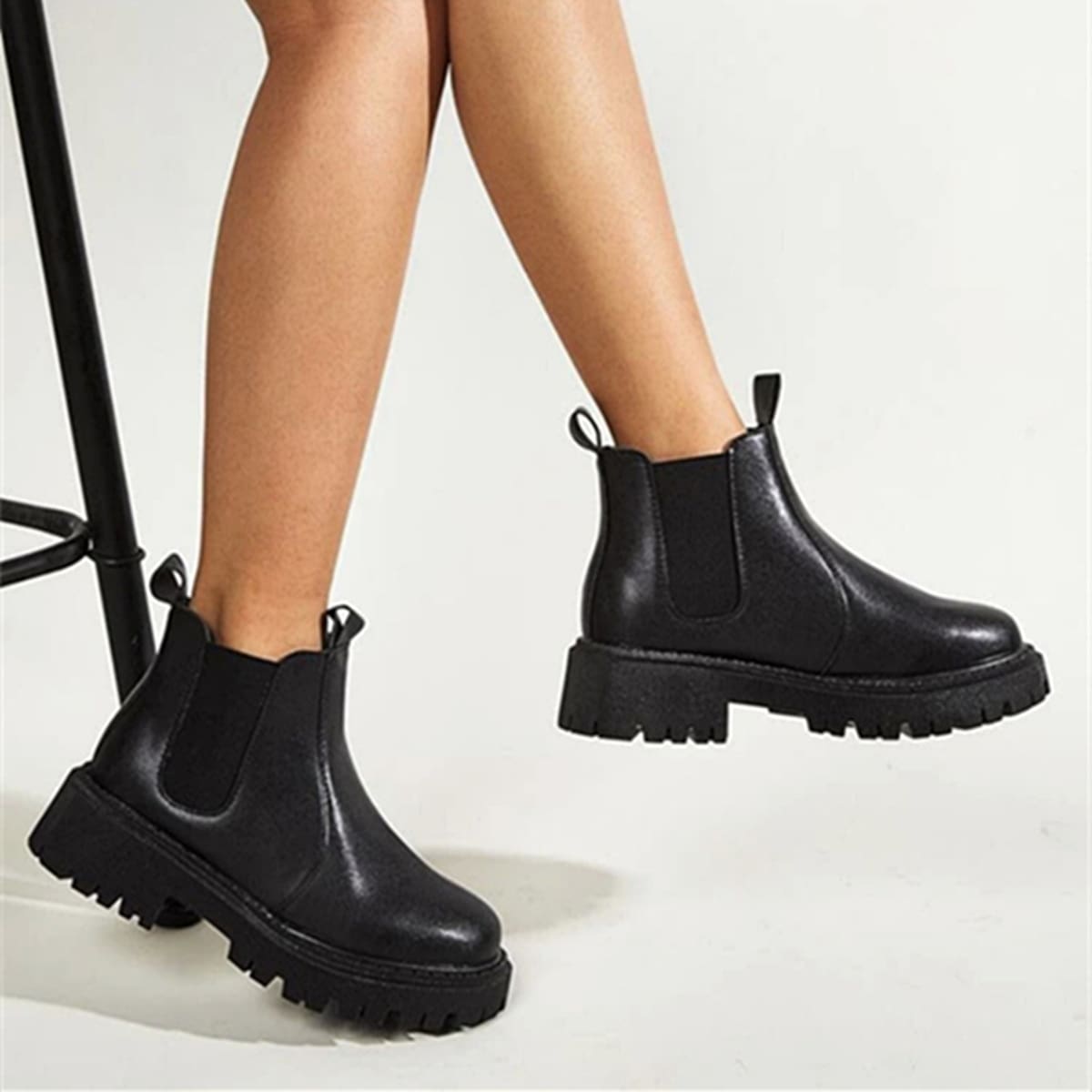 

Minimalist Chelsea Boots, Black