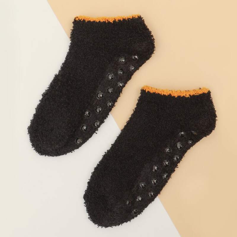 

Guys Contrast Trim Fuzzy Socks, Black