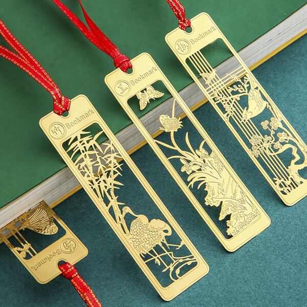 

1pc Random Hollow Metal Bookmark, Gold