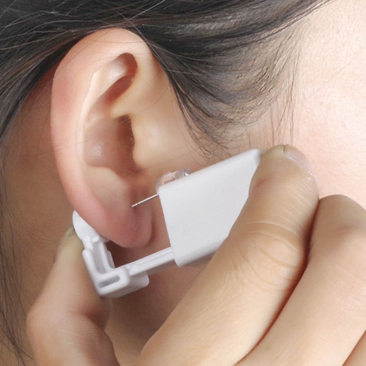 

1pc Ear Piercer With 1pc Stud Earrings, White
