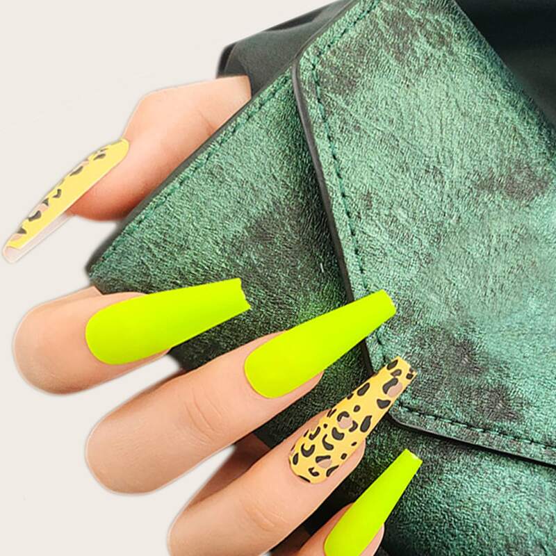 

24pcs Leopard Print Fake Nail & 1sheet Tape, Multicolor