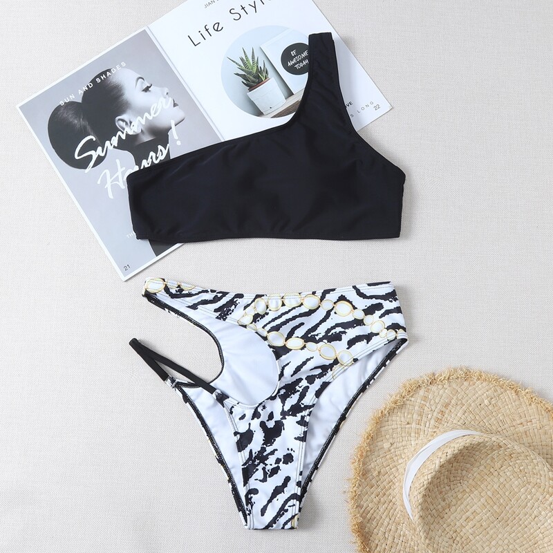

Chain & Graphic Cut-out One Shoulder Bikini Swimsuit, Black and white