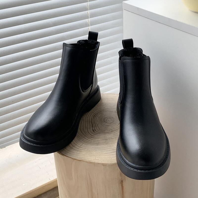 

Minimalist Chelsea Boots, Black