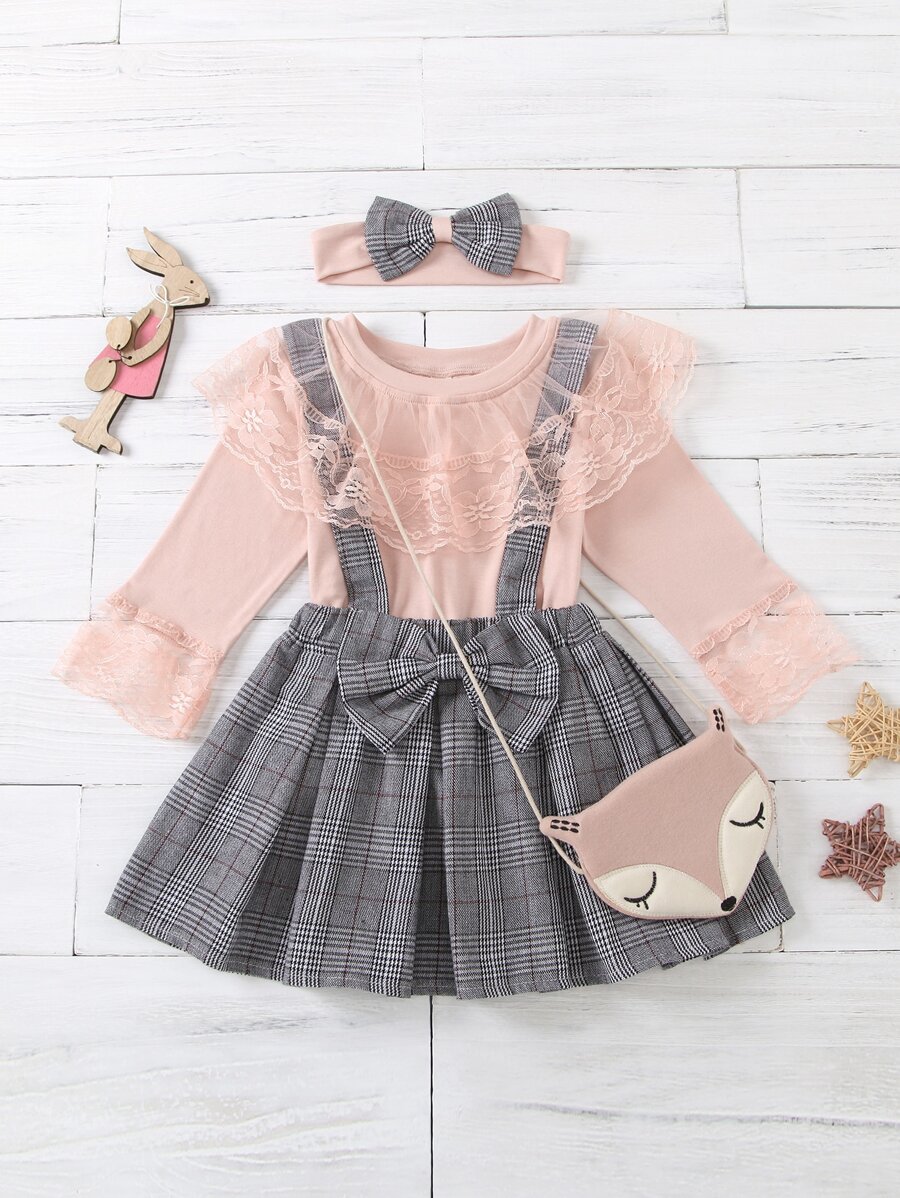 女孩蕾絲拼接t恤和格紋裙子和頭帶