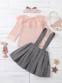 女孩蕾絲拼接t恤和格紋裙子和頭帶