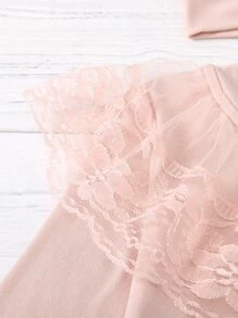 女孩蕾絲拼接t恤和格紋裙子和頭帶