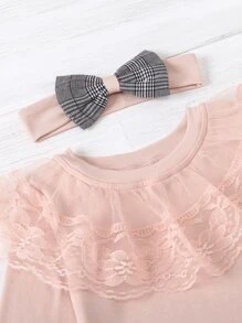 女孩蕾絲拼接t恤和格紋裙子和頭帶