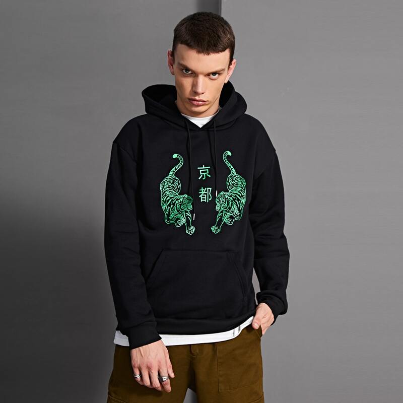 

Guys Kangaroo Pocket Tiger & Letter Graphic Hoodie, Black