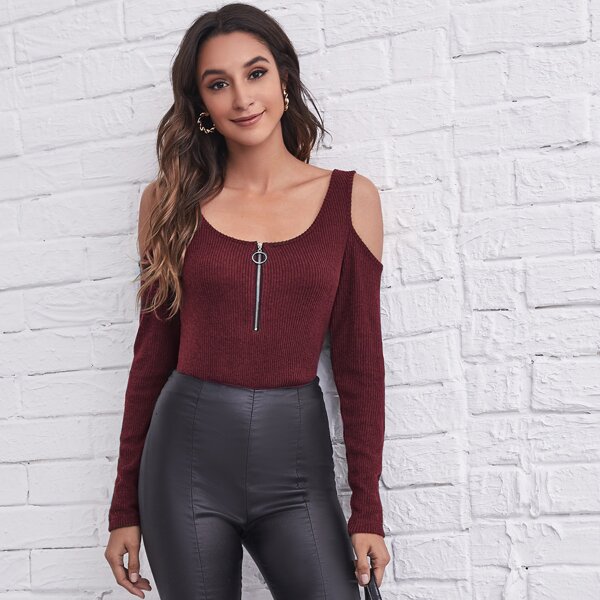 

Cold Shoulder O-ring Zip Half Placket Tee, Burgundy