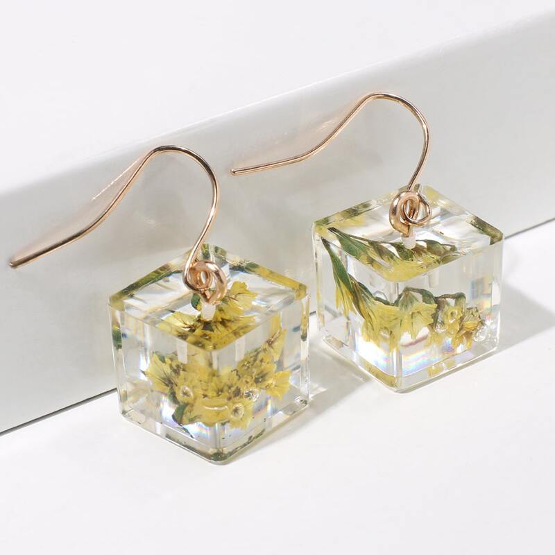 

Clear Floral Cube Drop Earrings