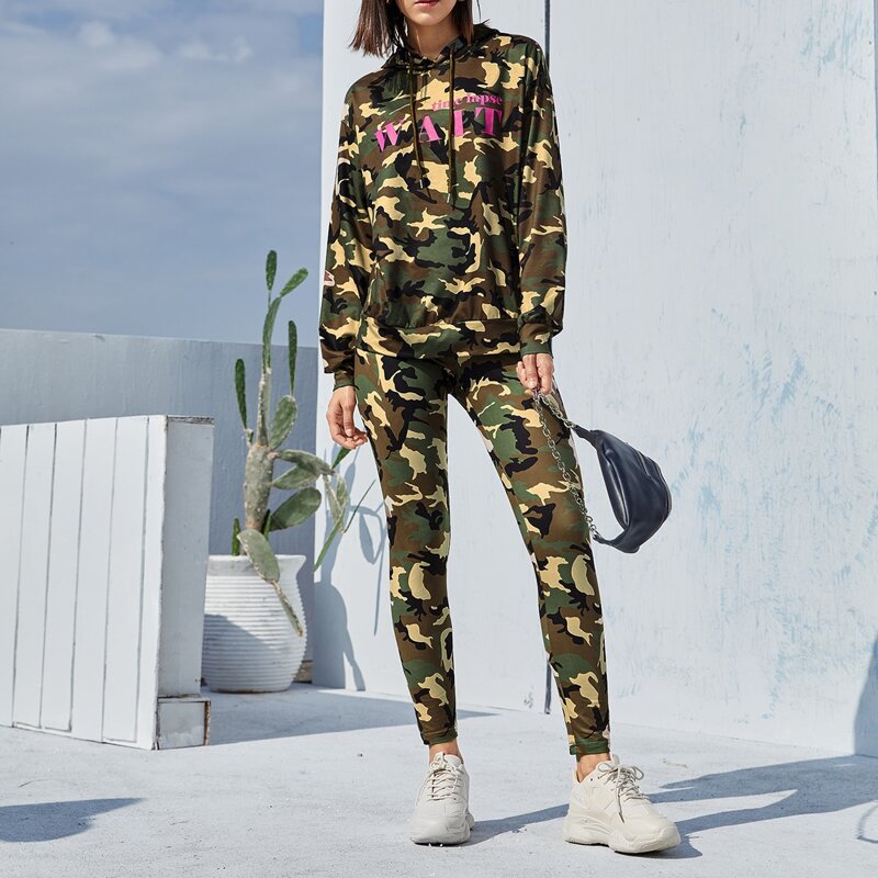 

Letter Graphic Camo Hoodie & Leggings Set, Multicolor