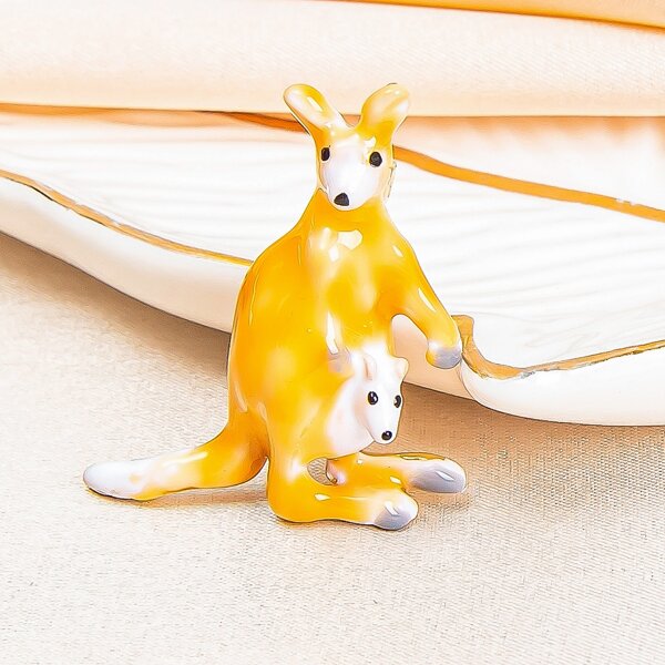 

Kangaroo Design Brooch, Yellow
