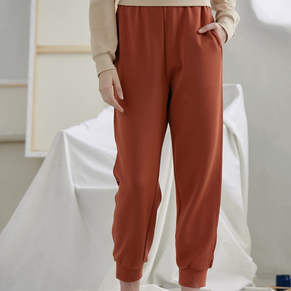 

FISHNET SIDE JOGGER PANTS, Rust brown