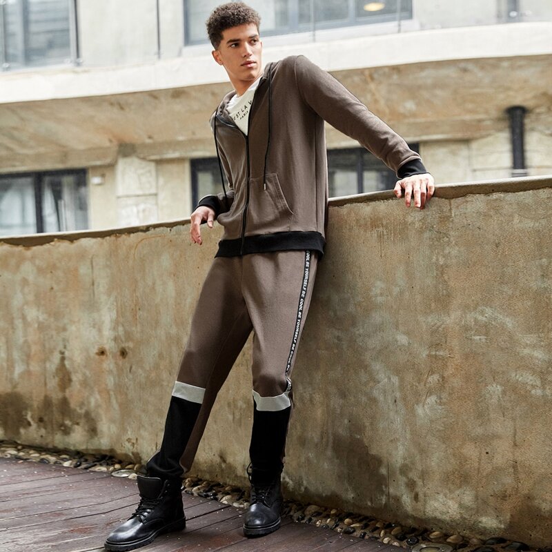 

Guys Pocket Front Zip Up Hoodie & Letter Tape Side Sweatpants Set, Mocha brown
