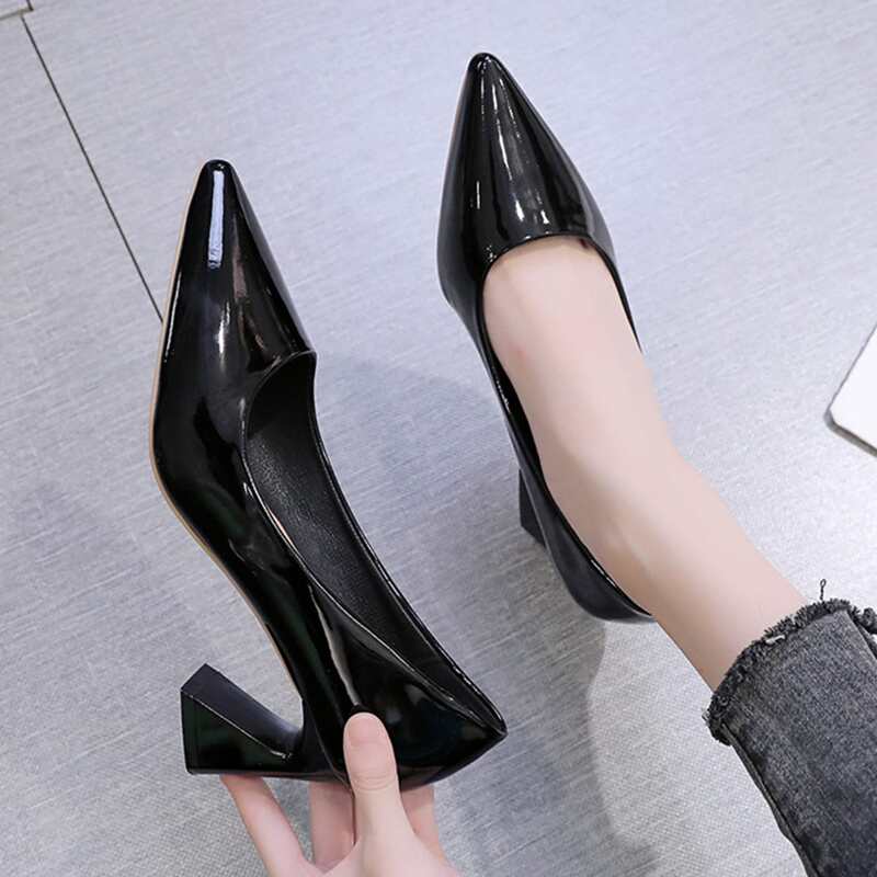 

Point Toe Chunky Heel Court Pumps, Black