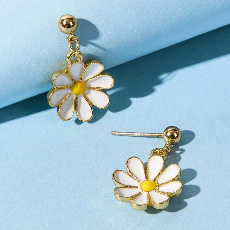 

Daisy Floral Drop Earrings, White