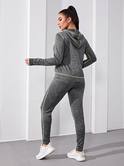 بلوفر رياضي فتحة رأس برسومات الغرز باللون الرمادي الغامق، مجموعة ملابس رياضية للنساء (بلوفر رياضي وبنطلون) بتفاصيل الغرز، دعوة للتمرينات والحركة