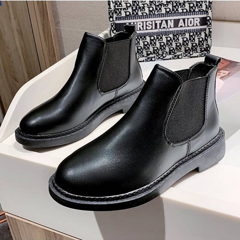 

Minimalist Chelsea Boots, Black