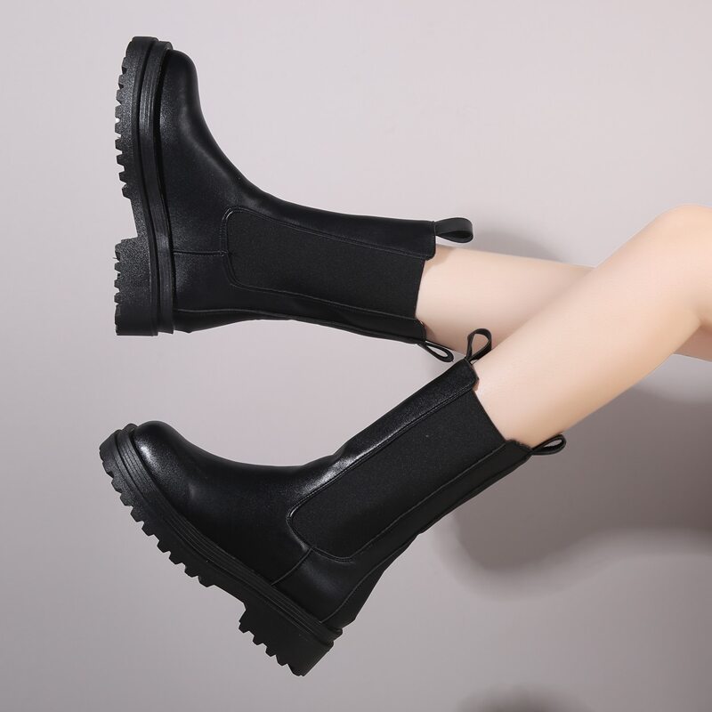 

Minimalist Chelsea Boots, Black
