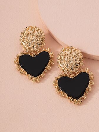 زوج من أقراط بشكل قلب بسيط للنساء