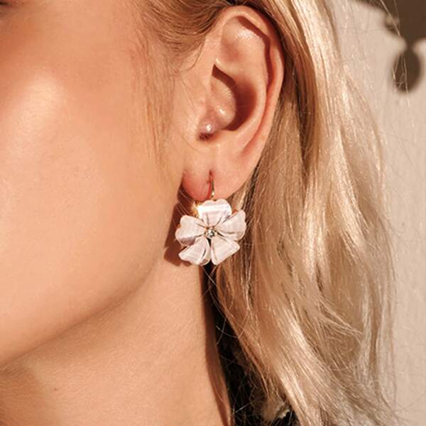 

Rhinestone Detail Flower Earrings, Pink