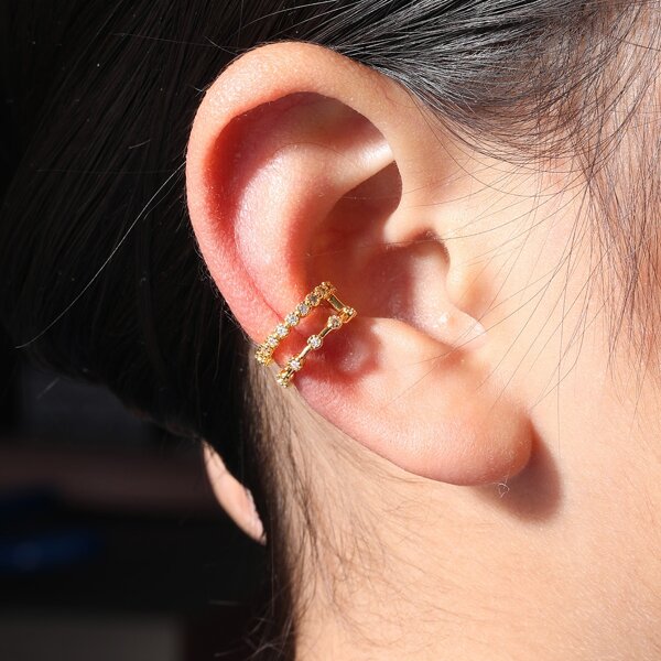 

1pc Rhinestone Decor Ear Cuff, Gold