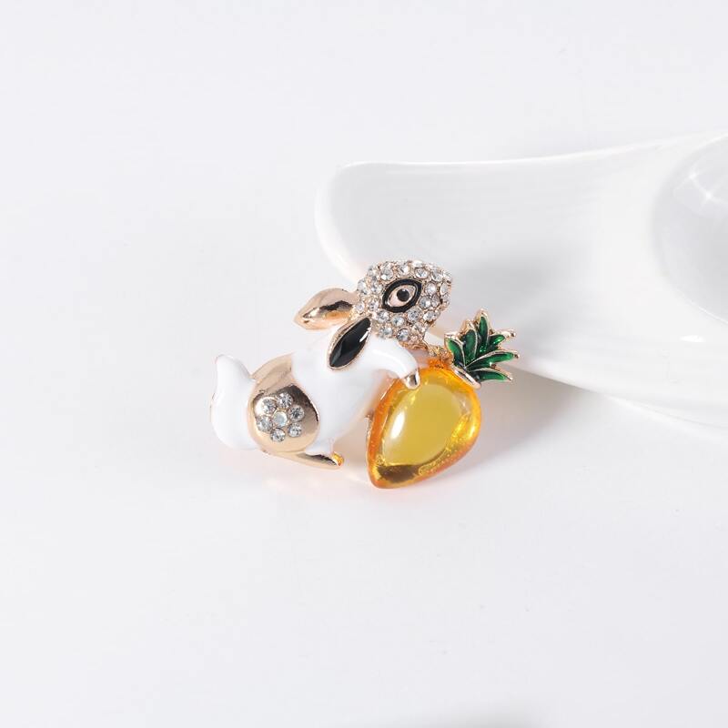 

1pc Rhinestone Rabbit & Carrot Brooch, Multicolor
