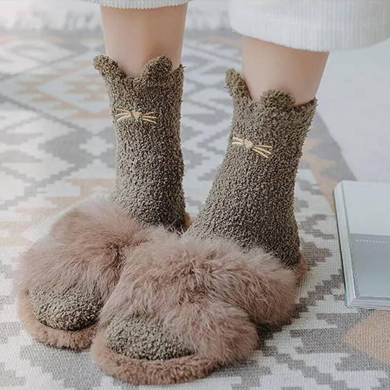 

1pair Heart Pattern Fuzzy Socks, Rust brown
