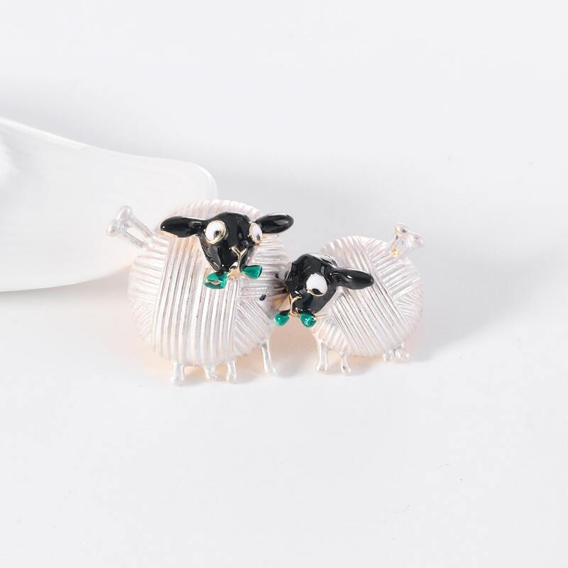 

1pc Cartoon Sheep Brooch, White