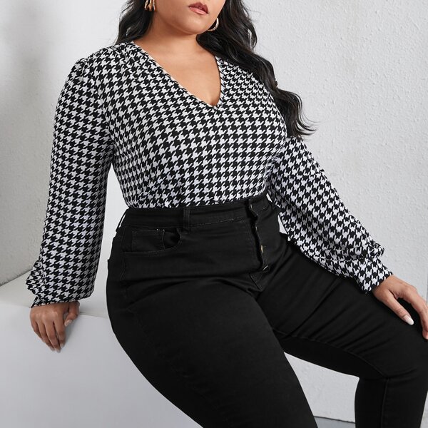 

Plus Houndstooth Print Button Keyhole Back Tee, Black and white