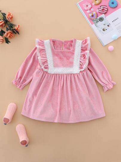 فستان مخملي مقلم بكشكش وبدانتيل متباين للبنات الاطفال