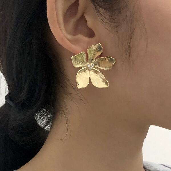 

Rhinestone Decor Flower Design Stud Earrings, Gold