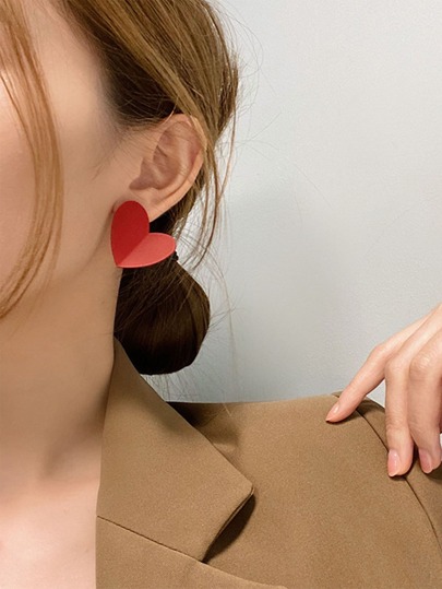 اقراط مسمار قلب احمر