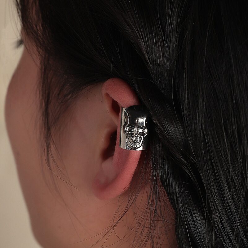 

1pc Skull Design Ear Cuff, Silver