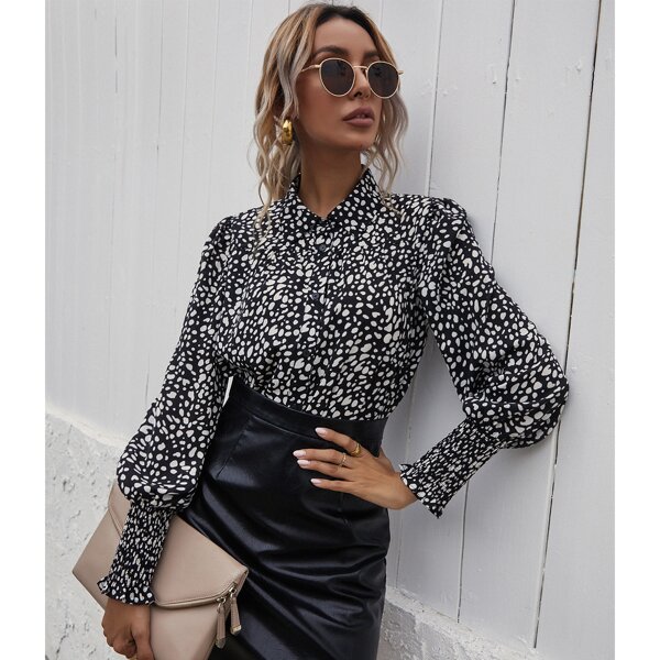 

All Over Print Shirred Cuff Blouse, Black and white