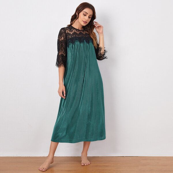 

Lace Yoke & Sleeve Nightdress, Dark green