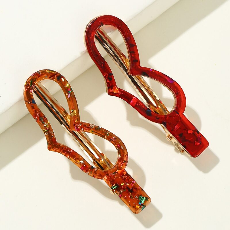 

2pcs Hollow Out Heart Design Hair Clip, Multicolor
