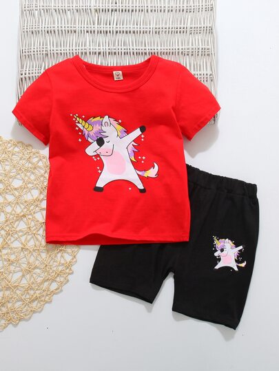 تي شيرت بطباعة وحيد القرن مع سروال قصير رياضي للاولاد الصغار