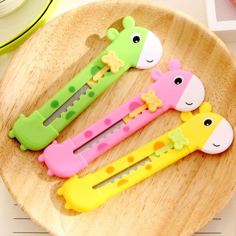 

1pc Giraffe Shaped Random Utility Knife, Multicolor
