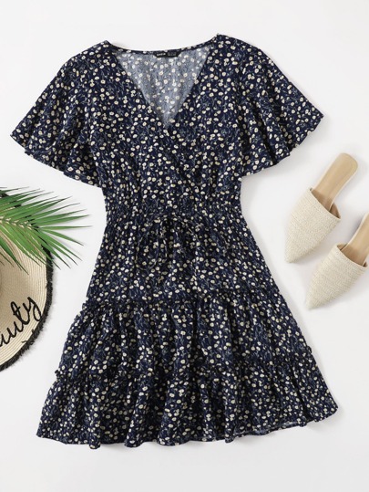 الفستان بزهر الأقحوان وتقليم الهدب وأكمام الرفرف والياقة الملفوفة