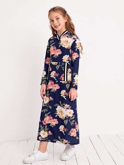 فتاة مراهقة مزينة بنطاق شريط مخطط وزهور تغطي الفستان بالكامل ومزودة بغطاء للرأس