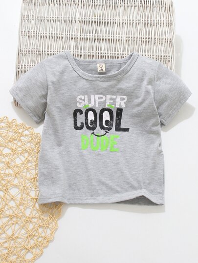 تي شيرت بأكمام قصير وبجرافيك عبارة للاولاد الصغار