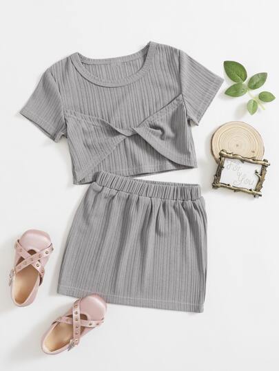 تنورة مع تي شيرت ملتوي امامي وبلون موحد للبنات الصغار