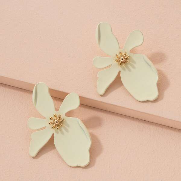 

Flower Design Earrings, White
