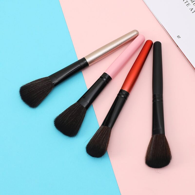 

1pc Random Blush Brush, Multicolor