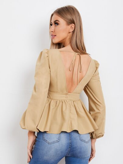 لباس علوي مطوي عاري الظهر معقد رقبة وبأكمام فانوس