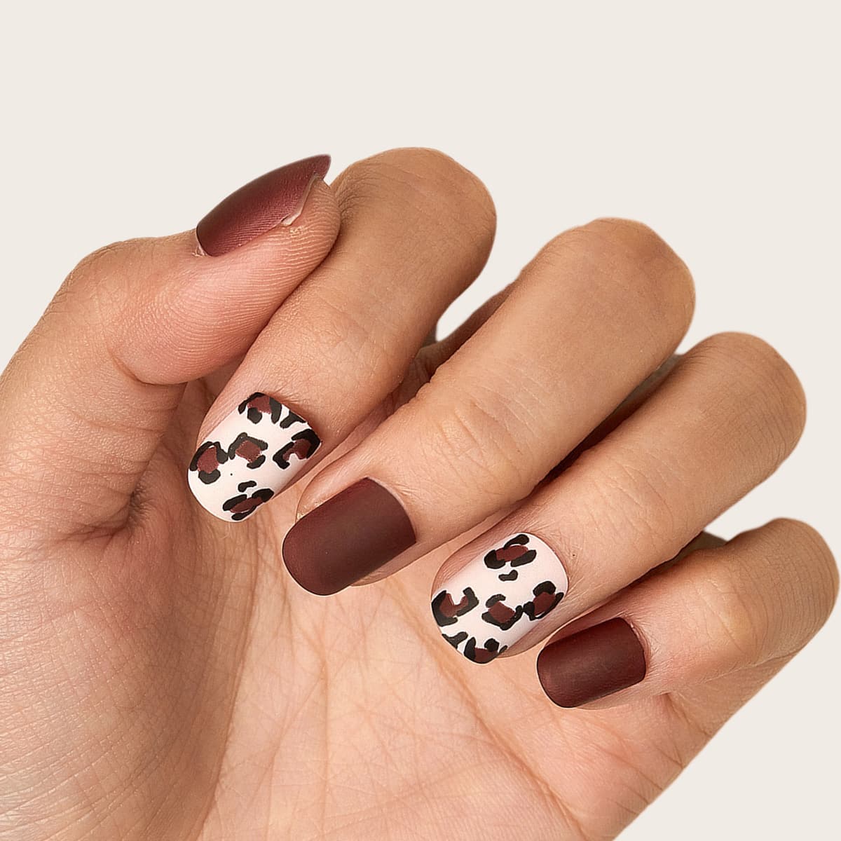 

24pcs Leopard Fake Nail & 1sheet Tape, Multicolor