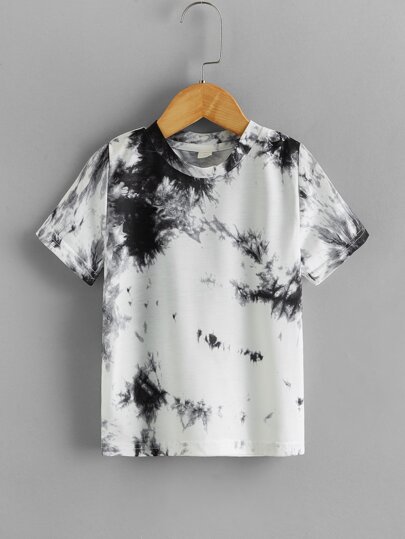 تي شيرت رجالي شاب بتقنيةٍ لونية العقدة