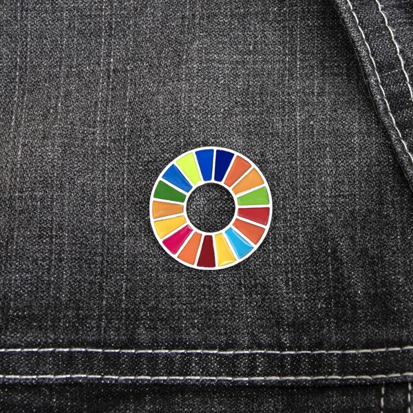 

Men Color Block Round Design Brooch, Multicolor